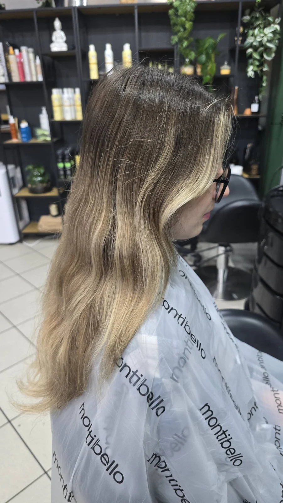 Blond balejaż z ciemniejszą nasadą — praca Jowity Litwin