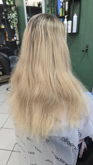 Bardzo jasne długie blond włosy, peleryna Montibello